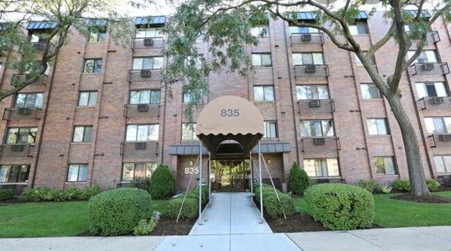 Building Photo - 835 Pearson St