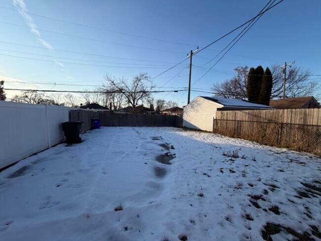 Building Photo - Three bedroom One and a half bath Brick Colonial home for lease