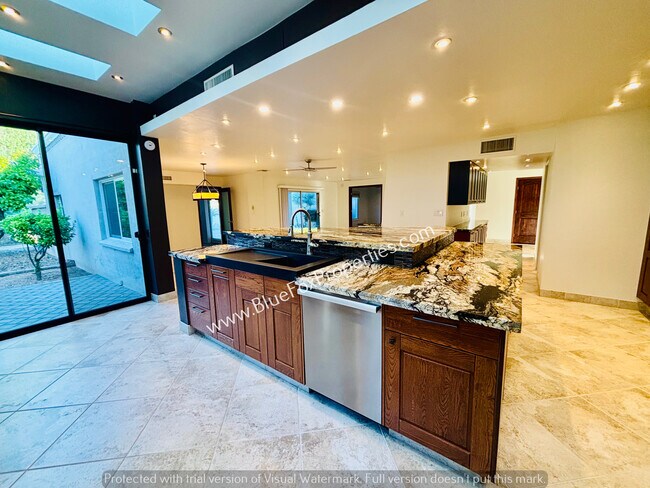 Building Photo - 8135 N Casas Way