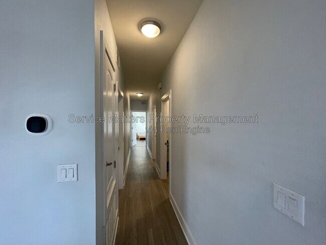 Building Photo - 914 E Wright St