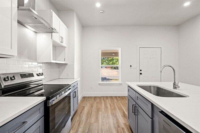 Building Photo - 808 W 10th St