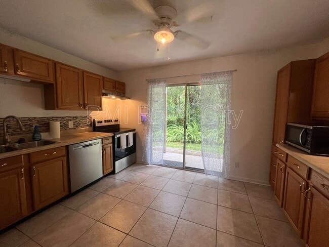 Building Photo - 2300 Twelve Oaks Dr