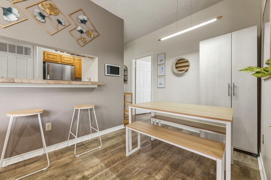 Breakfast area - 3001 Cedar St