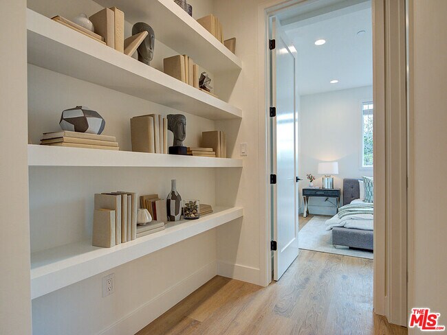 Building Photo - 1419 S Sierra Bonita Ave