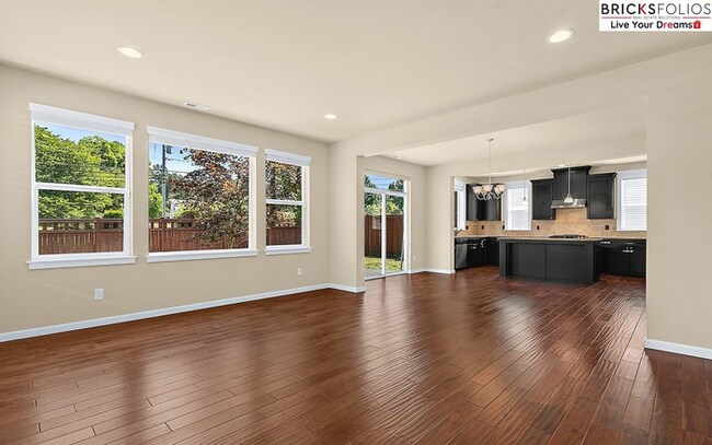 Building Photo - Natural Light-Filled Renton Home with Spac...