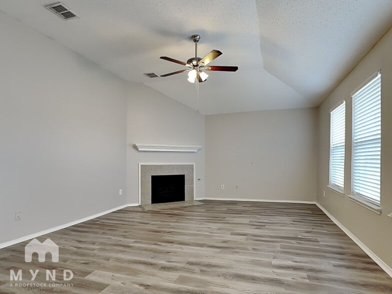 Building Photo - 1122 Buckingham Dr