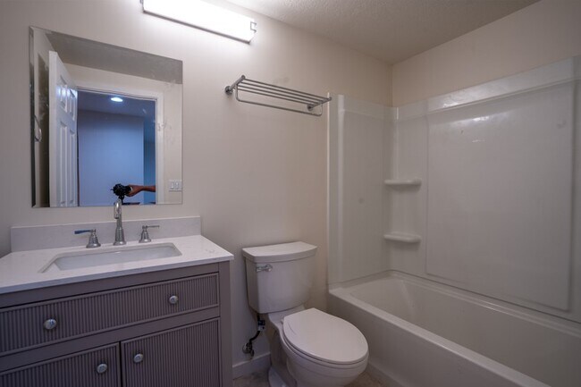 Building Photo - 1042 Davenport Dr