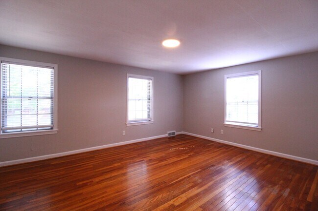 Building Photo - October FREE On This 2 Bedroom 1 Bath Dupl...