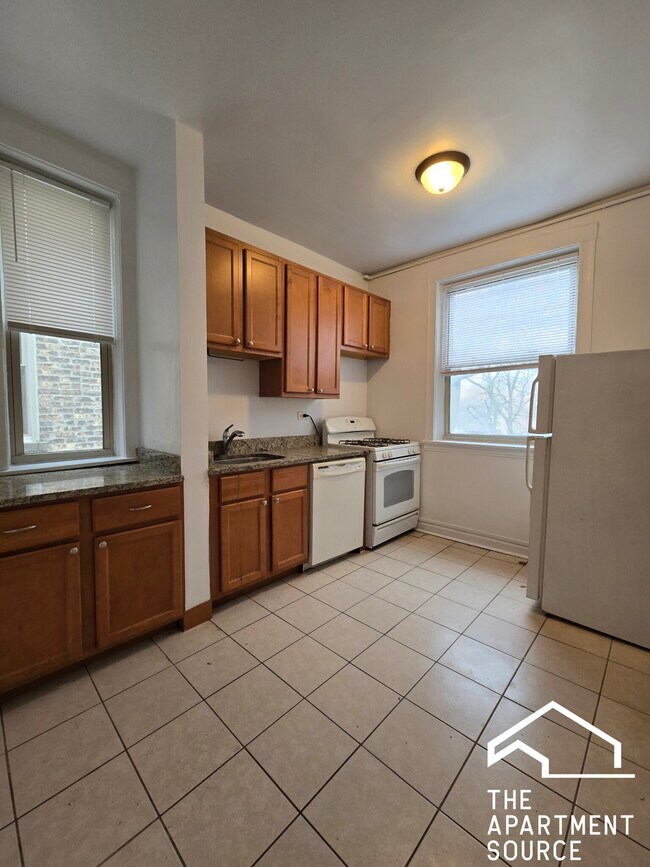 Building Photo - 7505 N Greenview Ave