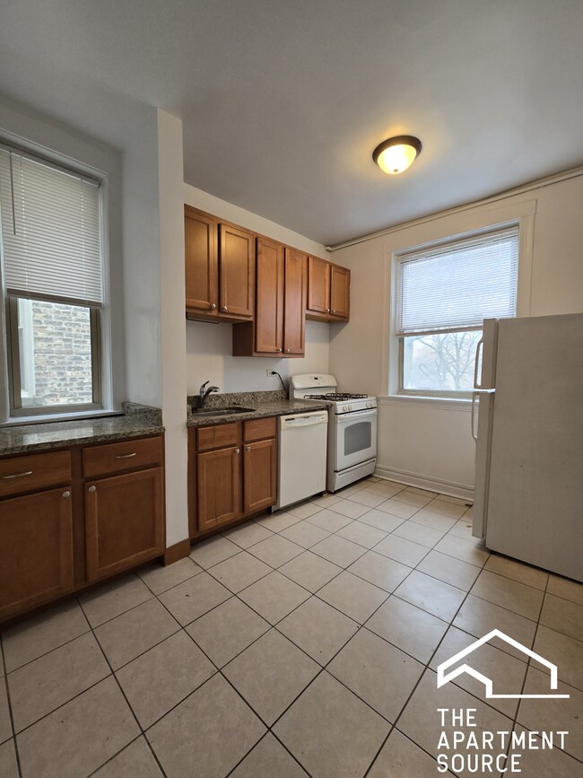 Building Photo - 7509 N Greenview Ave
