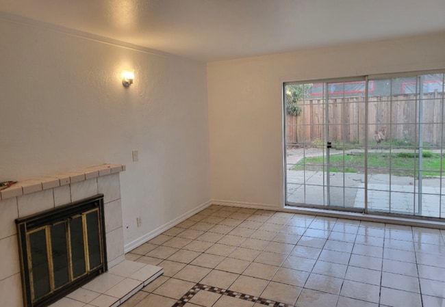 Building Photo - 2864 Fordham St