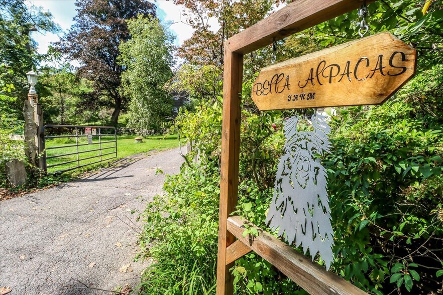 Building Photo - 155 Squash Hollow Rd