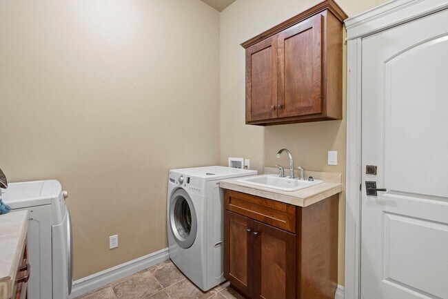 Building Photo - 5BED 4BATH - Beautiful Home with a Gorgeous View