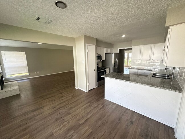 Building Photo - Gorgeous 4bd 2ba on Mature Lot in Prime Lo...