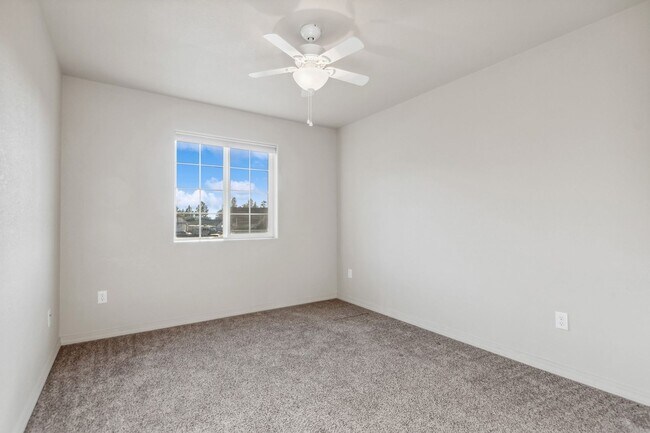 Building Photo - Adorable 3 bedroom. 2.5 bathTownhome in Columbia Falls