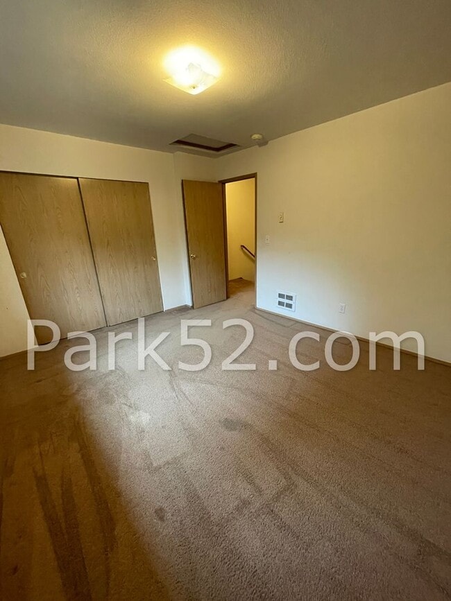 Building Photo - 2 Bedroom University Place Townhome