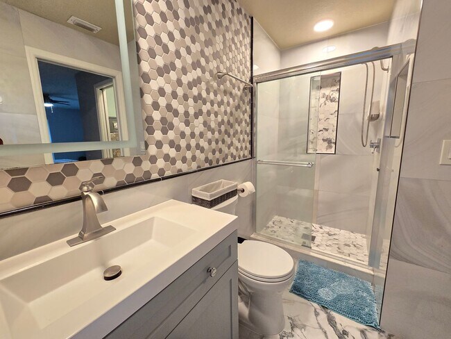 Building Photo - Remodeled 2 bed/ 2 bath/ 2 car garage ~ Annual Rental in Sarasota ~