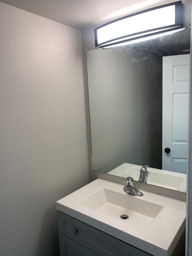 Building Photo - Spacious Tri-Level Home in Southwest Ft. C...