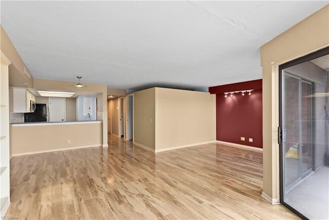 Building Photo - 1444 W 10th St