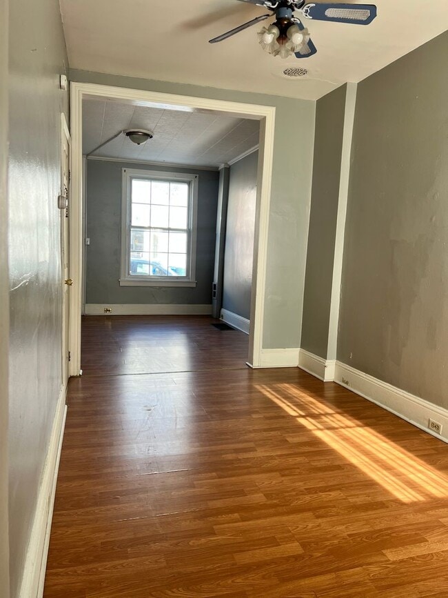 Building Photo - 3 Bedroom 1 Bath Available for Rent