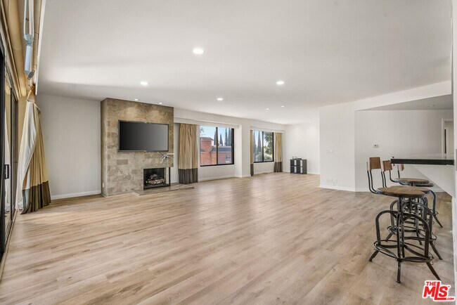 Building Photo - 4460 Wilshire Blvd