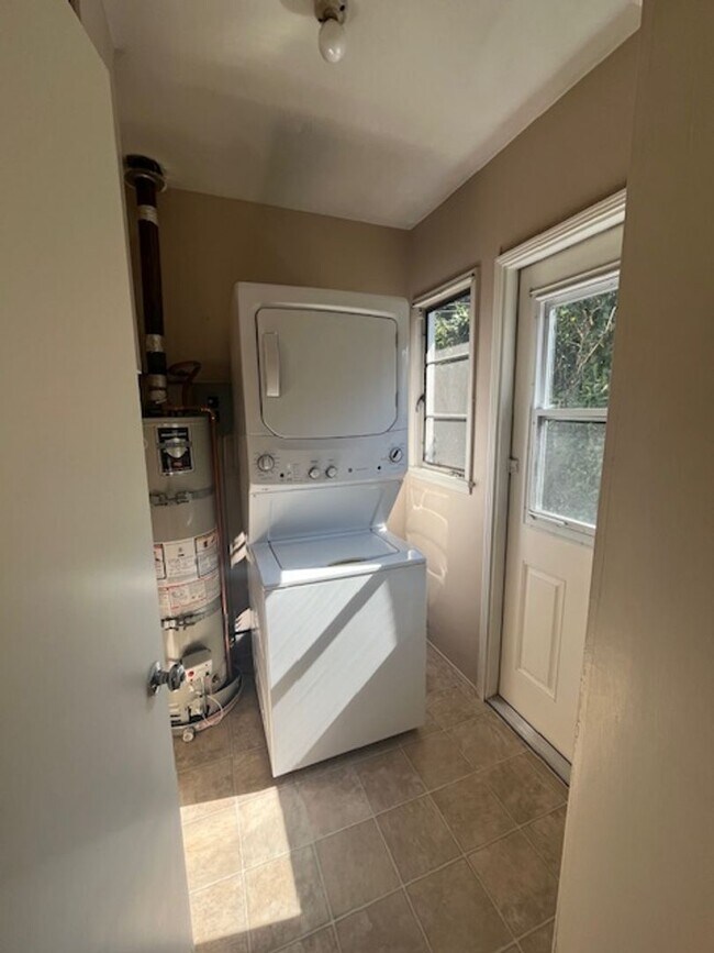 Building Photo - 1241-1243 Fredericks St