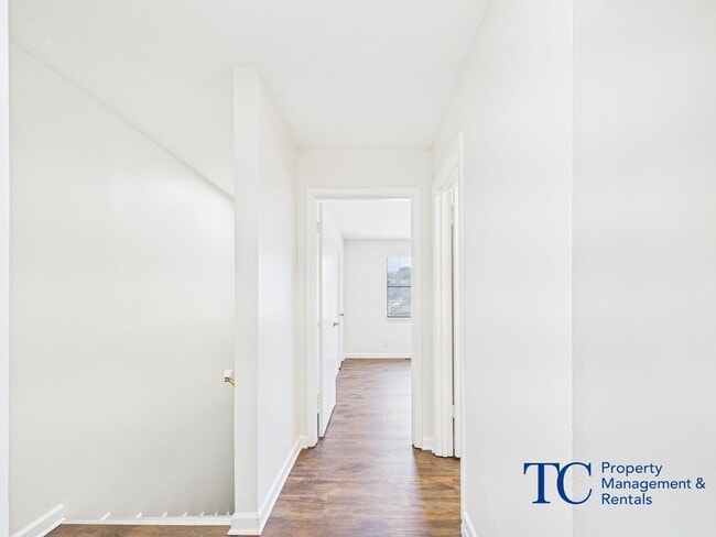 Building Photo - 8 Davidfield Cove