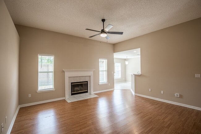 Building Photo - Great Rental in The Valley!