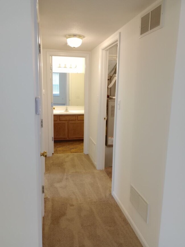 Building Photo - 2401-2403-2403 Northampton Dr