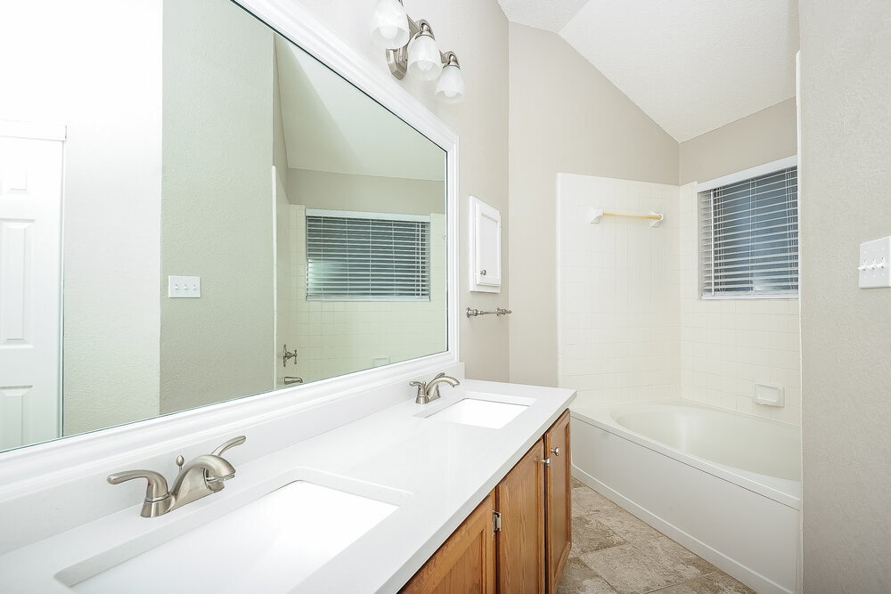 Building Photo - 208 Vines Dr