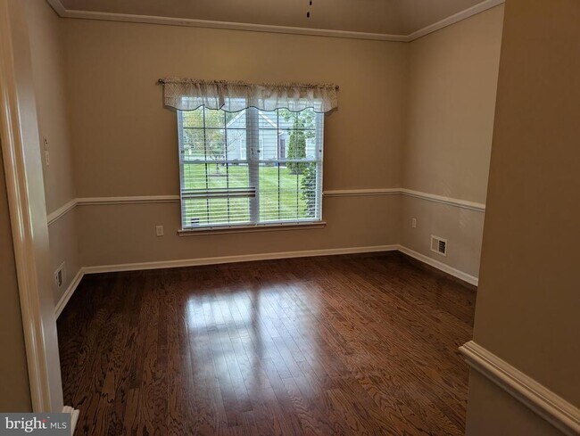 Building Photo - 302 Gosling Way
