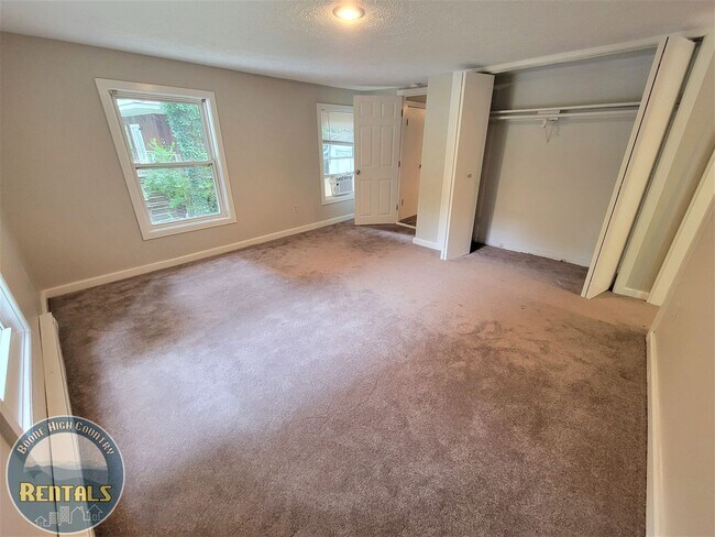 Building Photo - Charming 2 Bedroom Home --- Walking Distance to Campus!