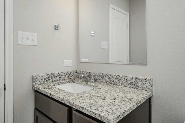Building Photo - 623 Hollyhock Dr