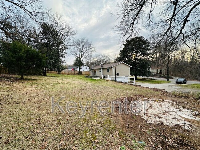 Building Photo - 918 W Forest Blvd