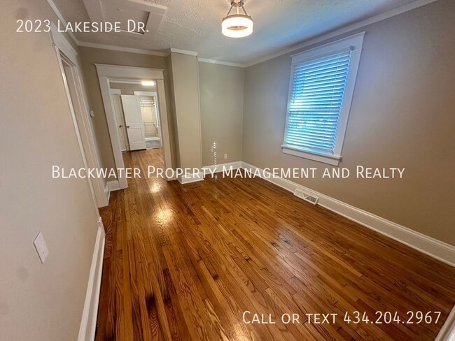 Building Photo - 3 Bedroom Home Off Lakeside Drive!