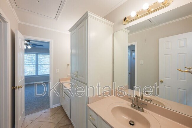 Building Photo - 841 Lakeglen Dr