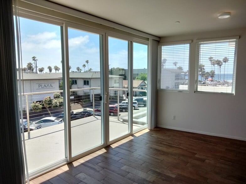 Building Photo - 5040 Santa Monica Ave