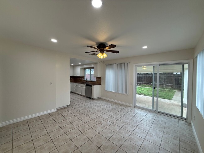 Building Photo - 4 Bedroom | 2.5 Bathroom | Single Family Home in Rosemont Available Now