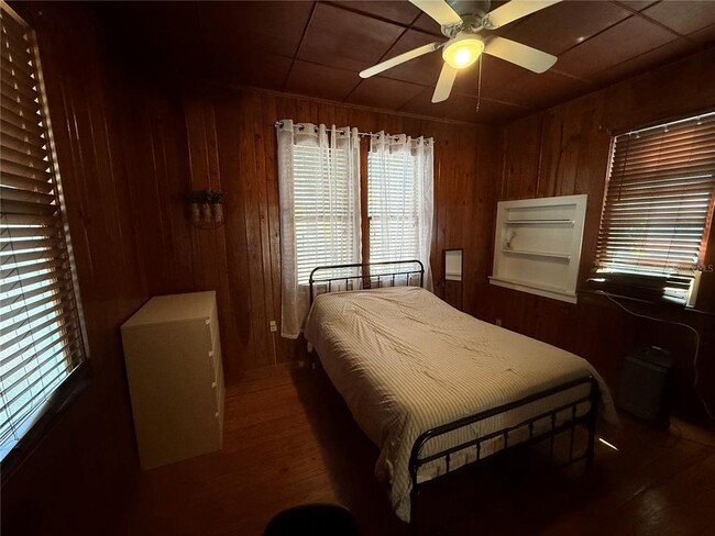 Building Photo - 824 E University Ave