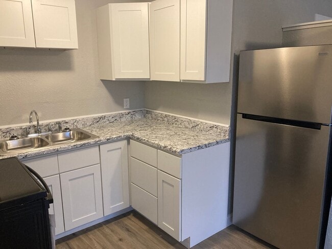 Building Photo - 2 Bedroom, 1 bathroom First Floor Apartment!