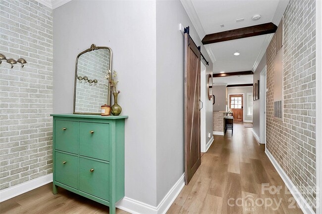 Building Photo - 105 S Summit Ave