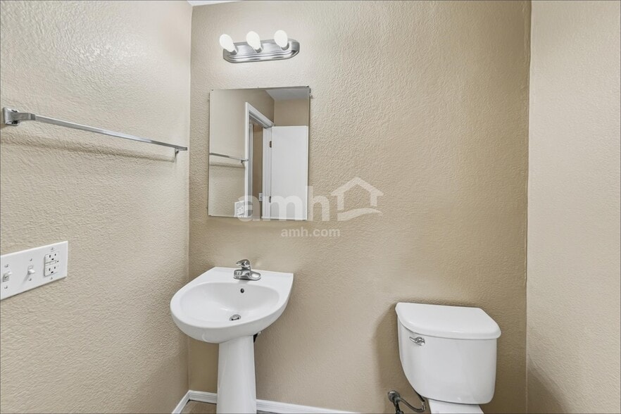 Building Photo - 494 W Great White St