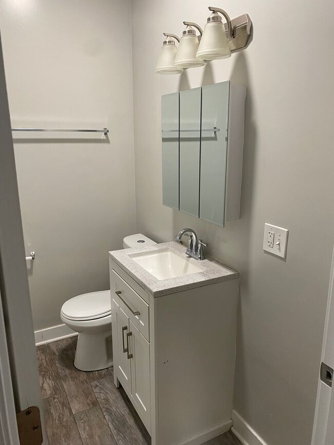 Building Photo - Spacious south side 5 bedroom beauty