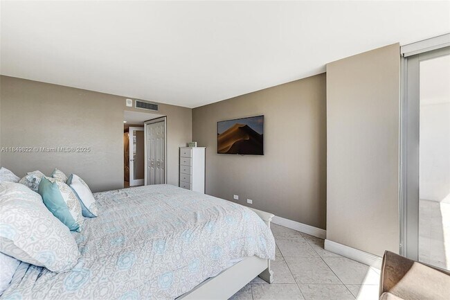 Building Photo - 6039 Collins Ave