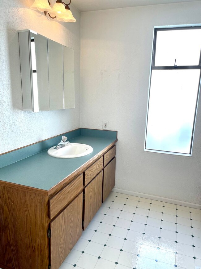 Building Photo - Large Unit! 2-Car Garage Parking! Don't Miss This One!