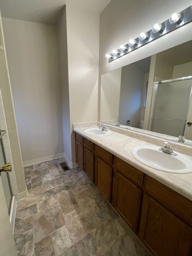 Building Photo - MUST SEE