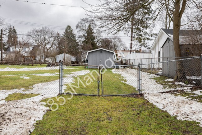 Building Photo - Charming Ranch Home: 3 Bed, 2.5 Bath in Wa...