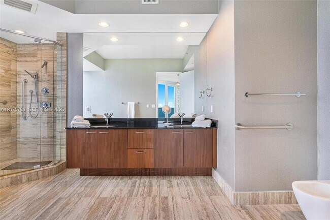 Building Photo - 16001 Collins Ave