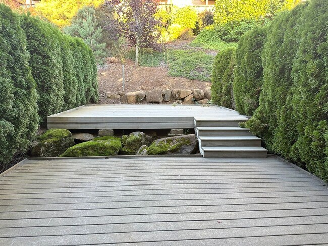 Building Photo - Beautiful 3 Bedroom Townhouse in West Linn!