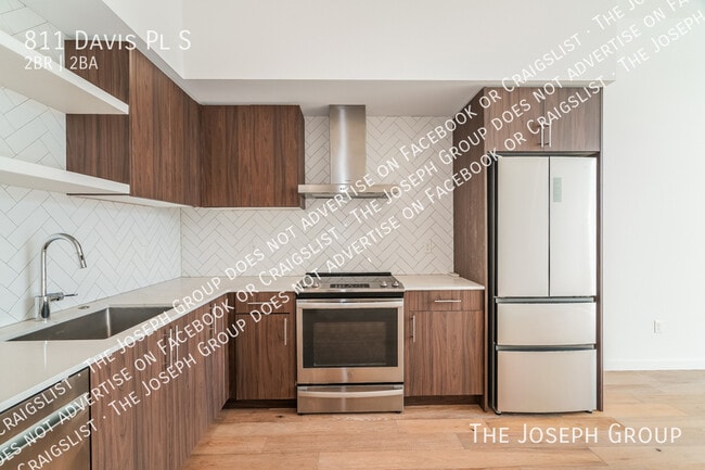 Building Photo - 811 Davis Pl S